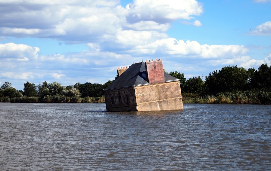 法國最長河流裏 有一棟特別的房屋