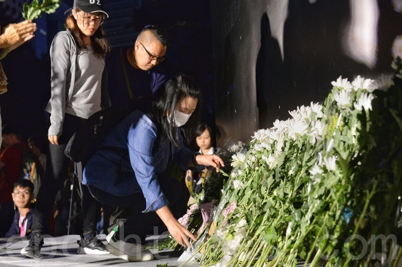 2019年11月10日，香港民眾在中環遮打花園舉行祈禱會，悼念周梓樂。（宋碧龍／大紀元）