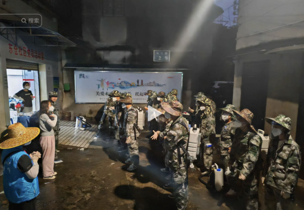 廣東江門官員喊出「不惜一切代價滅蚊」的口號。網傳影片顯示,滅蚊隊伍如同生化危機反應部隊。(影片截圖)