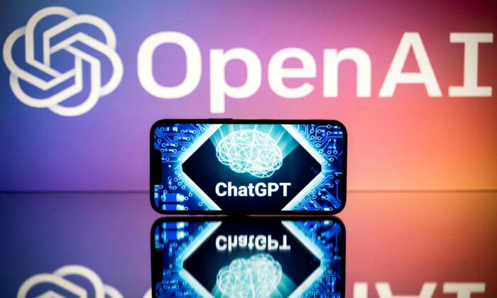一部手機屏幕上顯示的OpenAI和ChatGPT圖標。（Lionel Bonaventure/AFP via Getty Images）