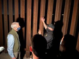 參議員訪美墨邊境 親睹許多移民非法越境