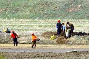 北韓掩蓋餓死人數 拾荒者在田裏撿殘餘食物