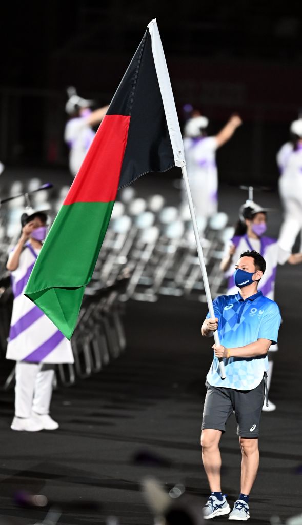 2021年8月24日，東京殘奧會開幕式上，有志願者舉著阿富汗旗幟。（JASPER JACOBS/BELGA MAG/AFP via Getty Images）