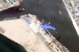 北韓打撈落水軍艦 現場漂浮數十個大氣球