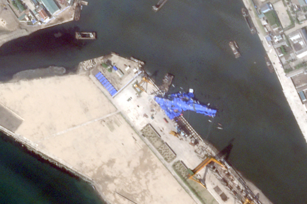 北韓打撈落水軍艦 現場漂浮數十個大氣球