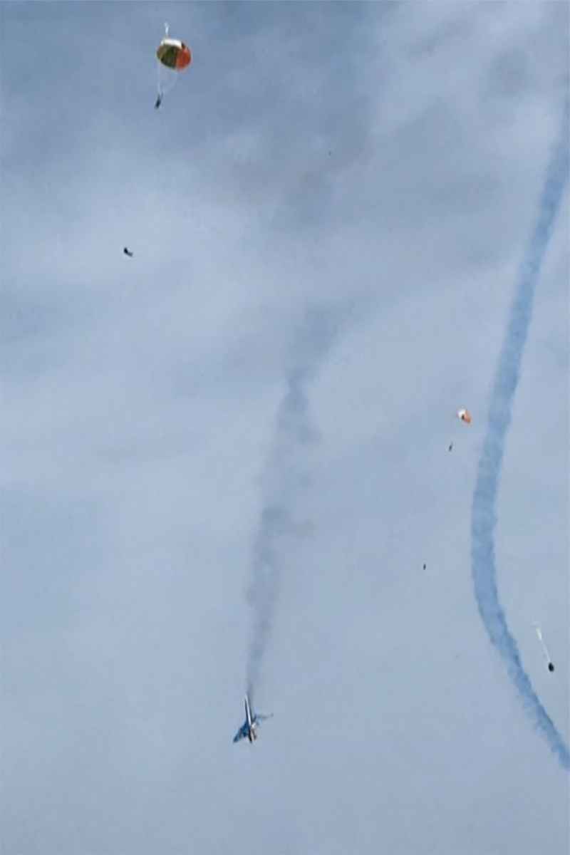 2025年3月25日,法國聖迪濟耶113號空軍基地附近,法國空軍「法蘭西巡邏兵」(Patrouille de France)飛行表演隊的兩架阿爾法噴氣式飛機在訓練過程中發生相撞事故,機上飛行員及時彈射出艙。(Caroline THOMASSIN/AFP)
