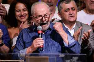 巴西總統大選 前總統盧拉以微弱優勢獲勝