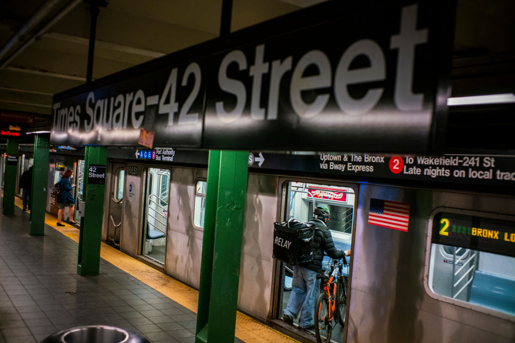 一名亞裔女子上周六被推下紐約時代廣場地鐵站台後死亡。圖為2020年5月5日，人們在時代廣場站乘坐地鐵。（Eduardo Munoz Alvarez/Getty Images）