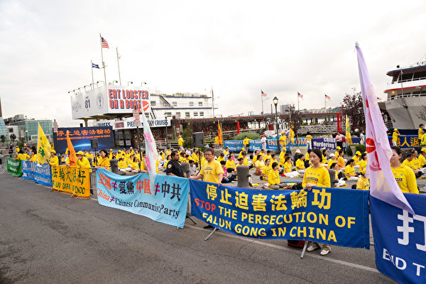 2023年7月16日(周日),紐約部份法輪功學員在中共領館前舉行「7.20」燭光夜悼活動,悼念1999年以來被中共迫害致死的法輪功學員,同時呼籲全世界的善良人、有良知的中國人共同制止中共長達24年的迫害。(戴兵/大紀元)