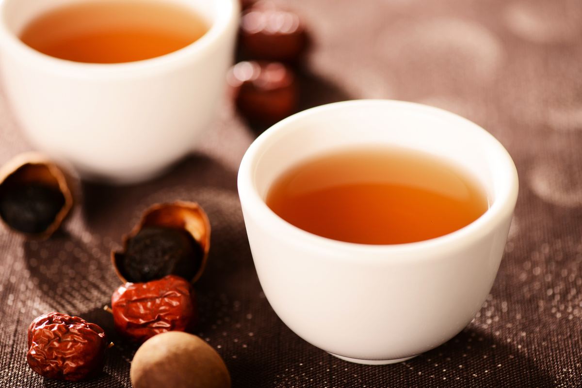 有「冷底」體質的人，冬天可喝龍眼紅棗茶、薑茶來熱身。（Shutterstock）