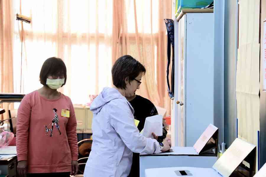 台灣大選｜蕭美琴投票發生小插曲 一度忘記帶身分證
