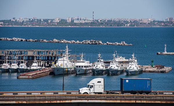 蛇島是敖德薩港口的屏障，對於控制黑海航線有著舉足輕重的作用。圖為2014年5月7日，烏克蘭海岸警衛隊的船隻停泊在敖德薩南部港口。（Dmitry Serebryakov/AFP）