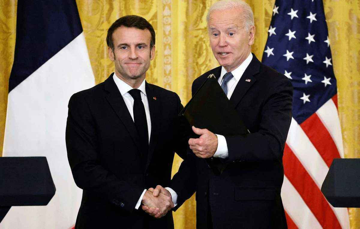 2022年12月1日，美國總統拜登（Joe Biden）和法國總統馬克龍（Emmanuel Macron）在華盛頓白宮東廳舉行聯合記者會後握手。（Ludovic Marin/AFP via Getty Images）