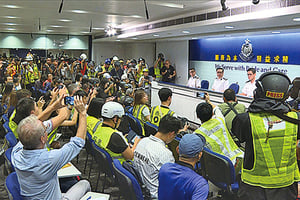 抗議港警濫用暴力 記者戴頭盔出席記者會