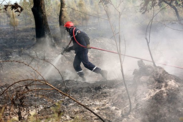 7月19日，法國消防員在西部地區滅火。（Photo by ROMAIN PERROCHEAU/AFP via Getty Images）