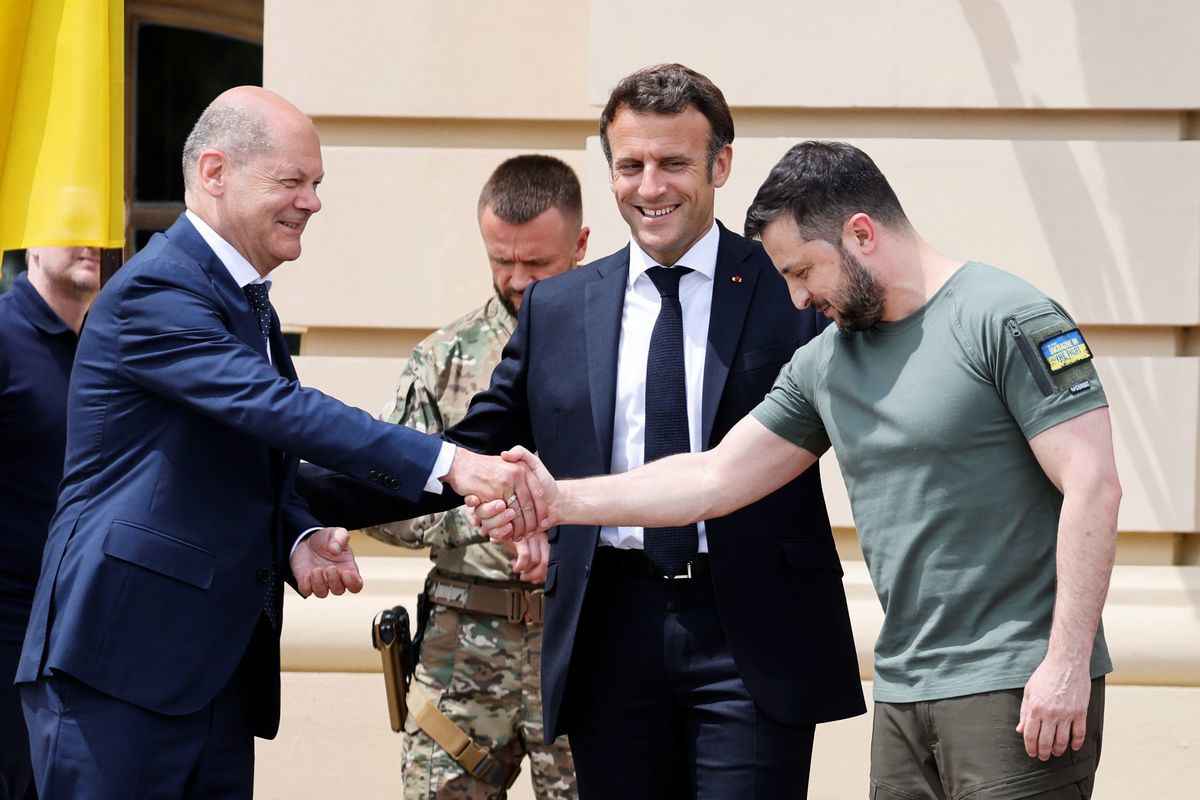 2022年6月16日，烏克蘭總統澤連斯基（Volodymyr Zelensky，右）在基輔與站在法國總統馬克龍（Emmanuel Macron）旁邊的德國總理朔爾茨（Olaf Scholz，左）握手。（LUDOVIC MARIN/AFP via Getty Images）