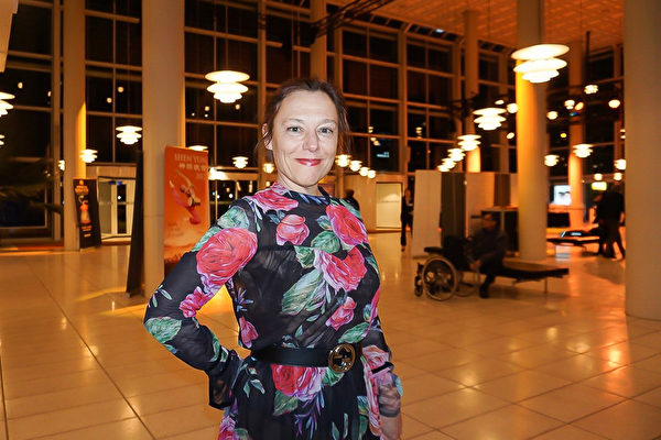 2023年3月6日晚上，劇院執行經理Taziana Michiporienko觀看了神韻環球藝術團今年在丹麥奧胡斯音樂廳（The Concert Hall Aarhus）的首場演出。（安然／大紀元）