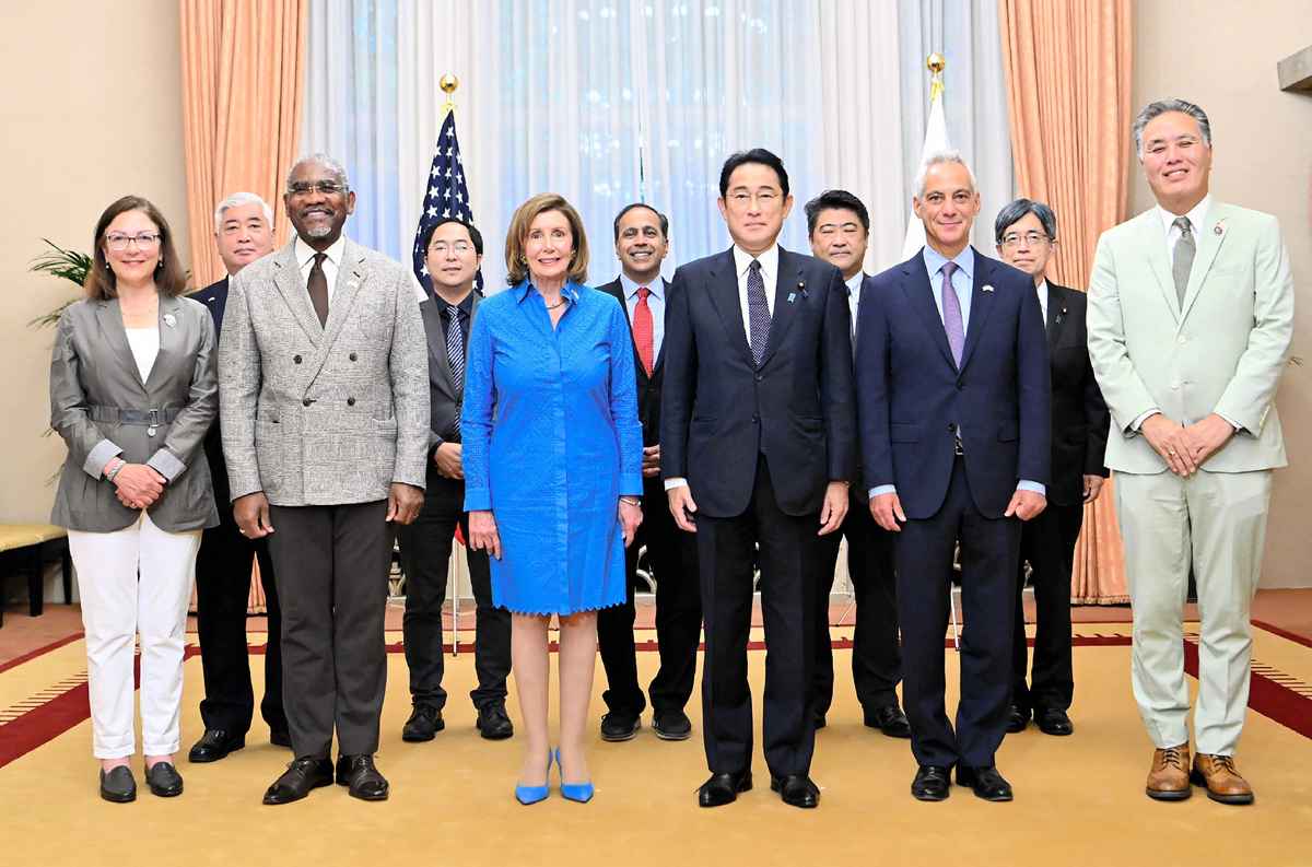 2022年8月5日，日本東京，美國眾議院議長佩洛西（Nancy Pelosi，前排左三）率代表團訪問日本，與日本首相岸田文雄（前排右三）等人合照留念。（STR/Japan Pool/JIJI PRESS/AFP）