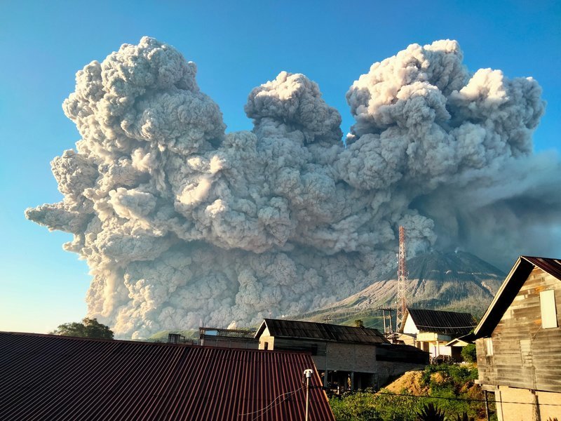 組圖：印尼火山噴發 煙塵衝天高達五千米