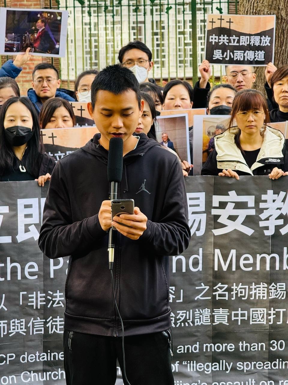 2025年10月19日,荷蘭的中國基督徒群體在海牙中領館後門集會,集會發起人江培坤。(「反共之聲」江培坤提供)