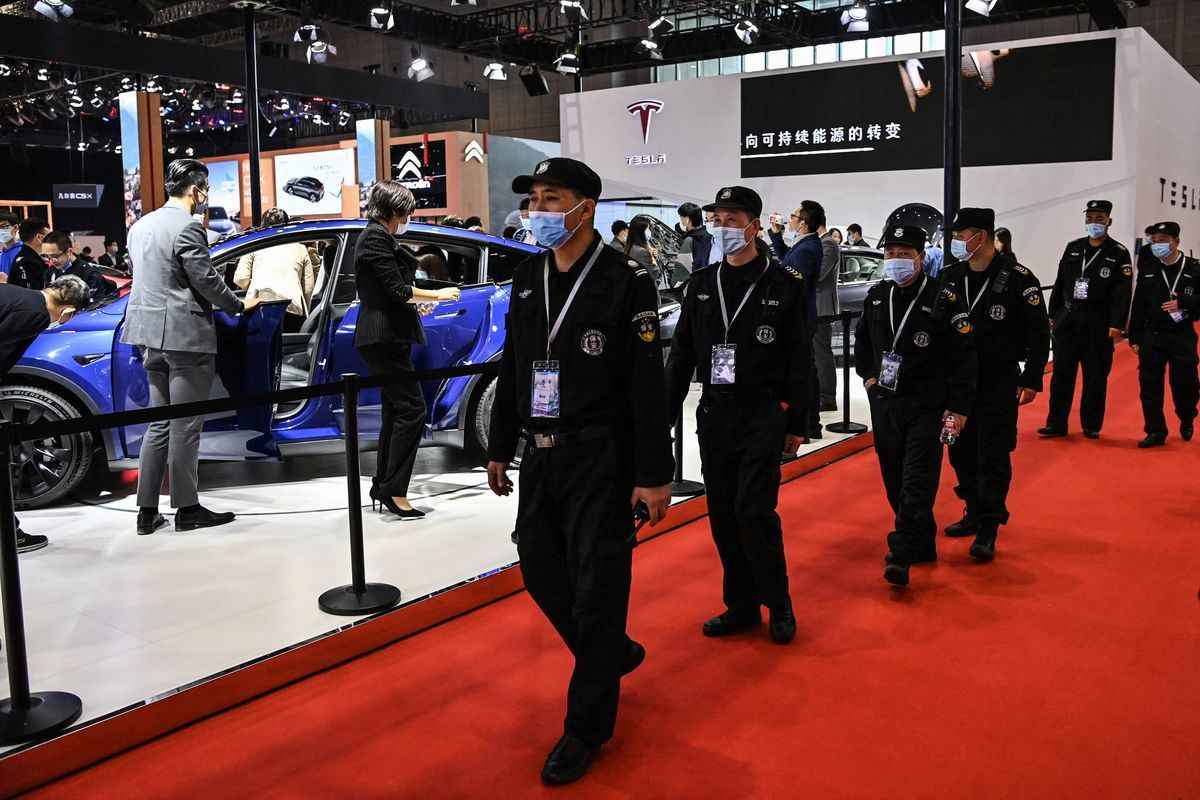圖為2021年4月19日，上海國際車展，警衛在Tesla展位附近。（Hector Retamal/AFP via Getty Images）
