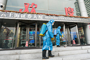 2020年2月3日，中國上海證券交易所大樓正門外，醫務人員噴灑消毒劑。（Yifan Ding/Getty Images）