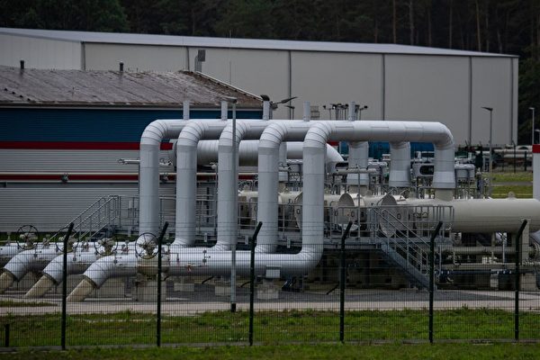2022年9月3日，俄國停止北溪-1天然氣供應，推升了歐洲能源危機，歐洲民眾為了應對寒冬紛紛貯備取暖商品。圖為位於德國波羅的海沿岸盧布明市（Lubmin）的「北溪-2」天然氣管道。(JOHN MACDOUGALL/AFP via Getty Images)