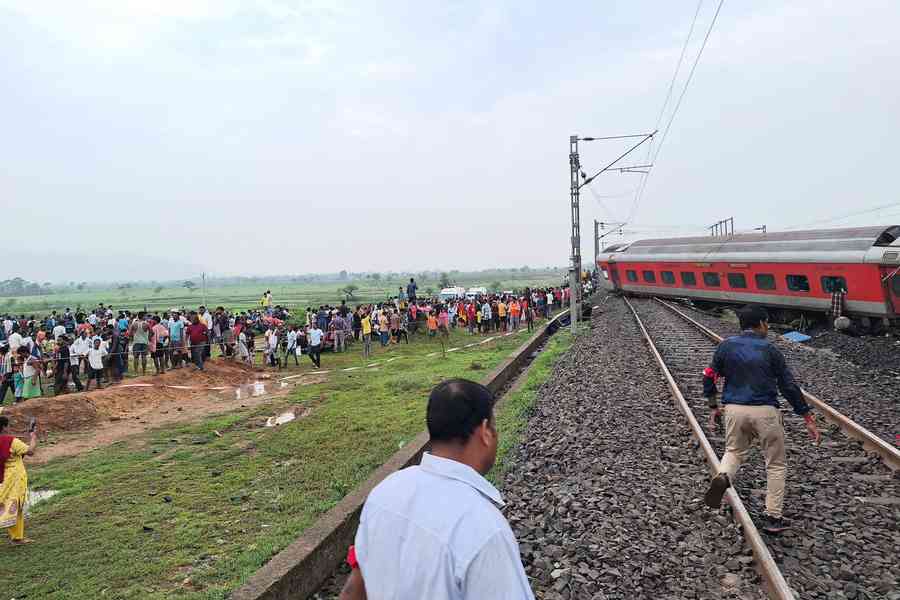 印度中部兩列車相撞 造成至少11人喪生