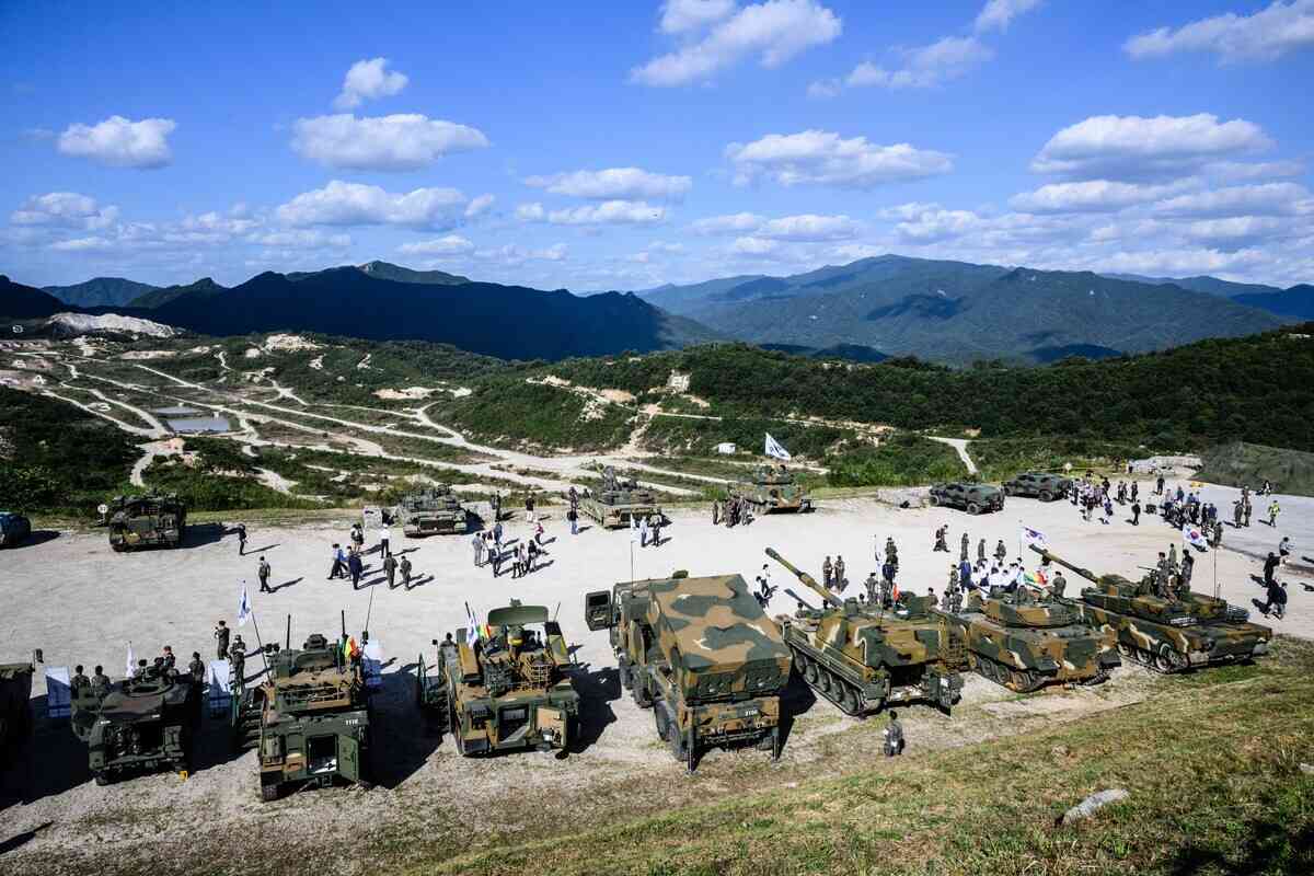 2022年9月20日，南韓抱川市（Pocheon），南韓防務展（DX Korea 2022）前，陸軍在非軍事化區附近的一個訓練場進行實彈演習。（Anthony Wallace/AFP）