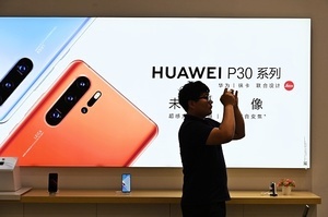 台灣電信商停售華為新手機 日本推遲販售