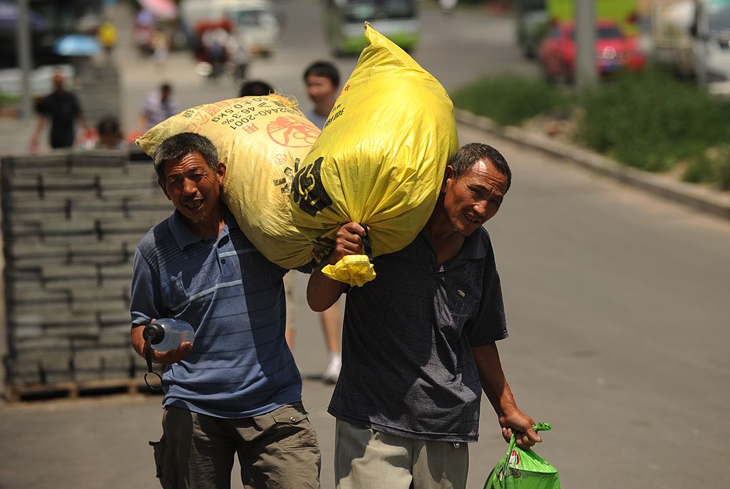 圖為北京某汽車站附近的農民工。（Peter Parks/AFP via Getty Images）