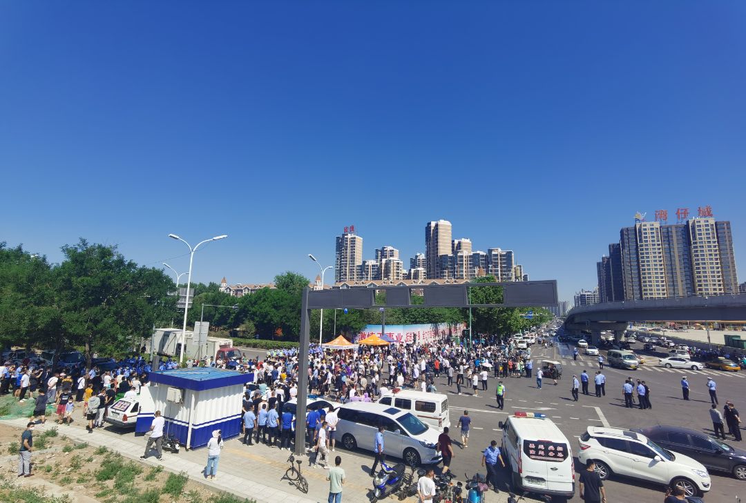 2022年6月1日，位於河北燕郊進京通道的北京通州白廟檢查站阻止「上班族」進京上班，引發聚集抗議。（受訪者提供）