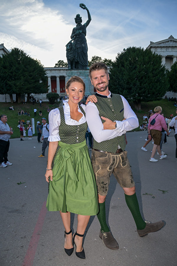 2023年9月17日，德國慕尼黑，演員Thore Schölermann（右）及其妻子Jana Schölermann（左）和出席德國慕尼黑啤酒節（Oktoberfest）。（Hannes Magerstaedt/Getty Images）