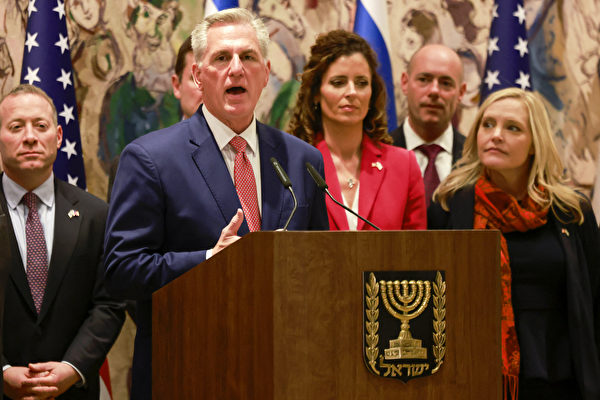 示意圖，圖為2023年5月1日，美國眾議院議長麥卡錫（Kevin McCarthy）與國會代表團於耶路撒冷。（Menahem KAHANA/AFP）