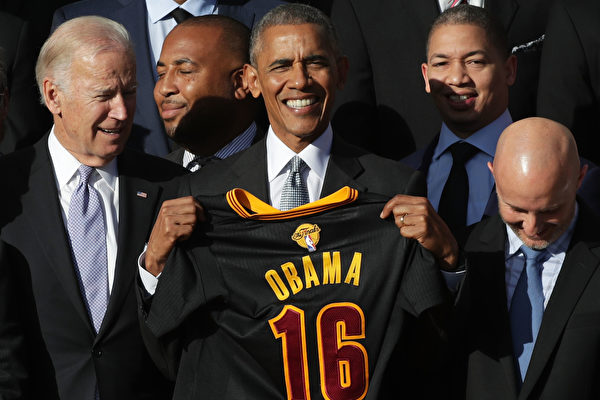2016年11月10日，美國現任總統奧巴馬和副總統拜登在白宮南草坪接待了克里夫蘭騎士隊，並與隊員合照。（Alex Wong/Getty Images）