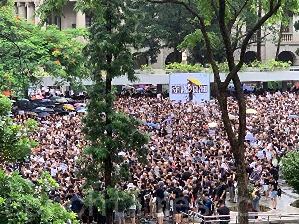 8月17日，2.2萬香港教育界在遮打花園舉行「守護下一代 為良知發聲」集會遊行。（駱亞／大紀元）