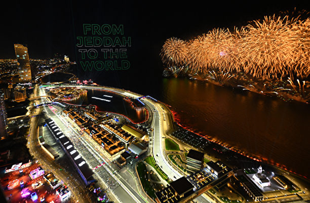 2023年3月19日,在F1大獎賽本賽季第二站——沙特阿拉伯站,杆位發車的紅牛墨西哥車手佩雷斯奪得冠軍。圖為F1賽歷上最快的城市賽道之一的沙特阿拉伯的吉達濱海賽道。(Clive Mason/Getty Images)