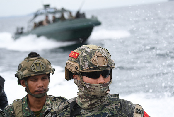 圖為2024年10月,菲律賓、美國和南韓進行聯合演習期間,一名南韓士兵和一名菲律賓士兵在一艘巡邏船上。(Ted Aljibe/AFP via Getty Images)