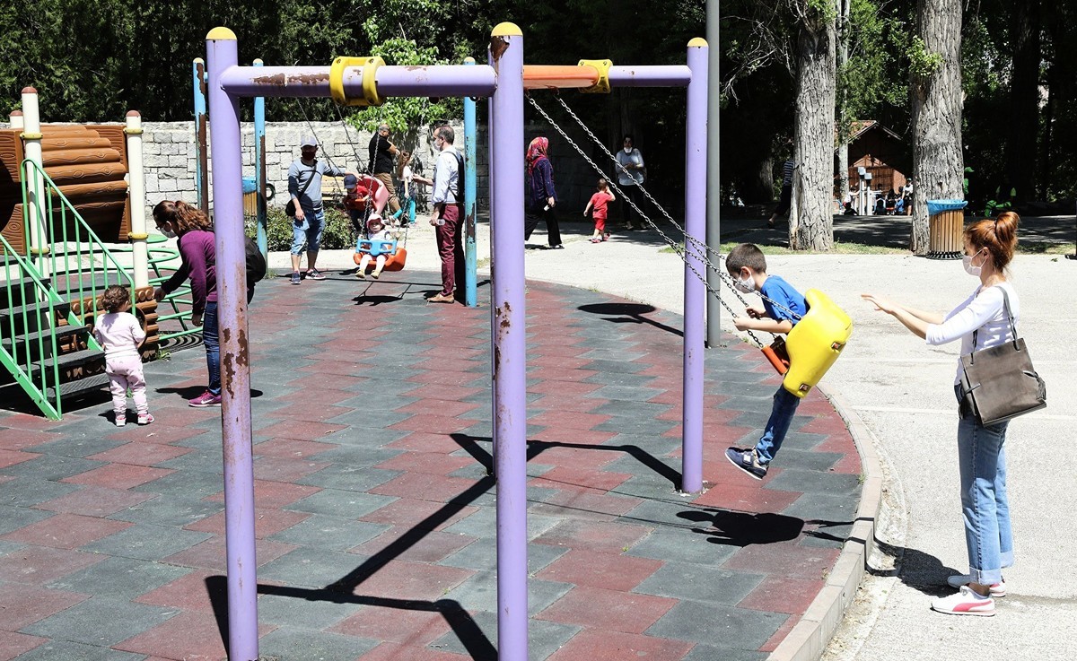 2020年5月13日，土耳其安卡拉，土耳其為了防疫，規定14歲以下兒童准許在上午11點到下午3點之間出門，但是要保持社交距離並戴上口罩。圖為兒童在公園玩耍。（ADEM ALTAN/AFP via Getty Images）