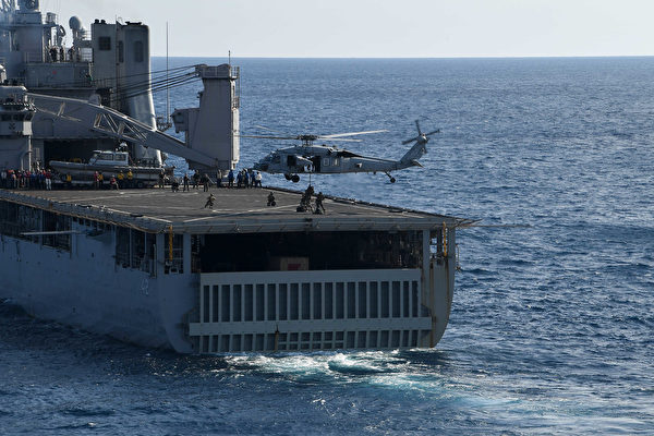 2020年2月4日，美軍的惠德貝島級船塢登陸艦德國城號（LSD 4）在菲律賓海執行任務，一架MH-60S海鷹直升機正降落在後甲板上。（美國海軍）