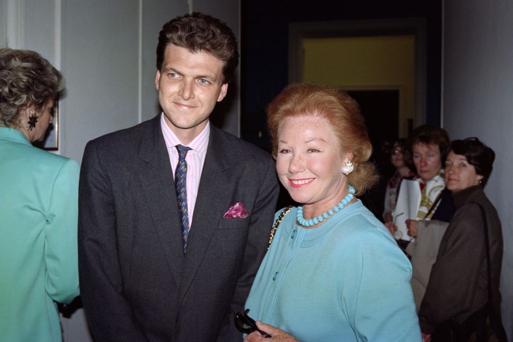 本傑明·德·羅斯柴爾德（Benjamin de Rothschild）和母親納丁·德·羅斯柴爾德（Nadine de Rothschild）於1991年6月4日訪問了巴黎羅浮宮博物館。（MICHEL CLEMENT/AFP via Getty Images）