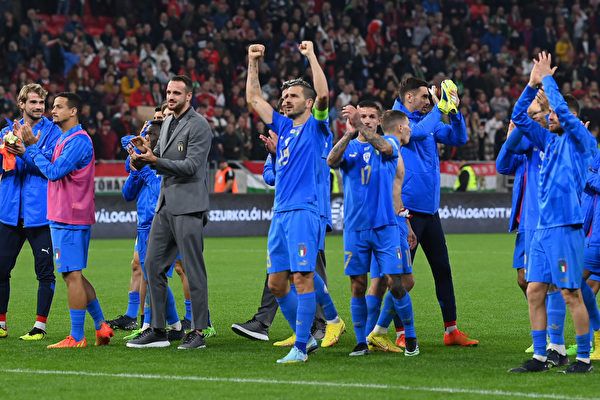 2022年9月26日，歐國聯A級第3組賽最後一輪，意大利在客場2:0擊敗匈牙利，反超對手升至榜首，晉級決賽圈。圖為意大利球員賽後向前來支持的球迷致謝。（Claudio Villa/Getty Images）