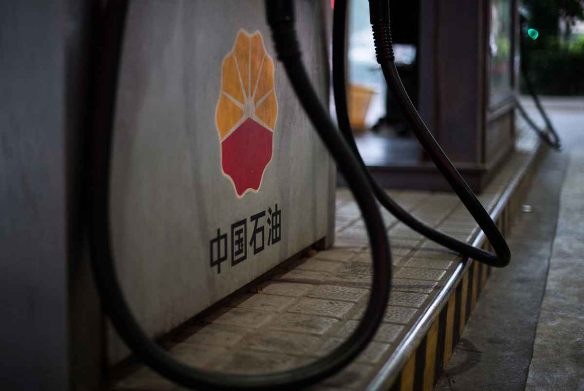 圖為上海一間中石油加油站的汽油泵。（Johannes Eisele/AFP）