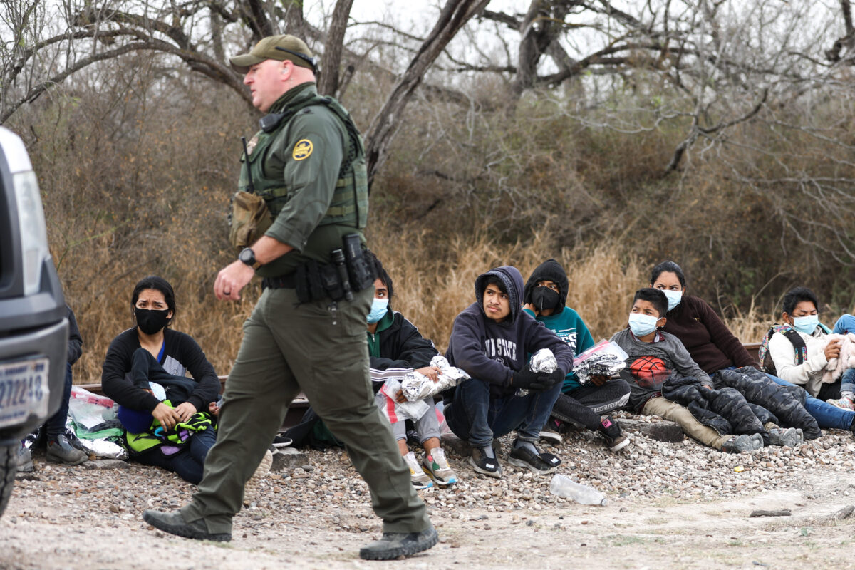 2021年3月11日，美國邊境巡邏人員在 Penitas 逮捕了24名非法移民。（Charlotte Cuthbertson/The Epoch Times）