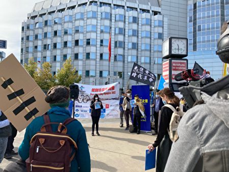 2021年10月1日中共建政72年之際，眾多團體在德國柏林中使館前抗議，人們譴責中共實施暴行、剝奪民眾自由民主權利，並呼籲抵制北京冬奧會。圖為香港代表發言。（大紀元）
