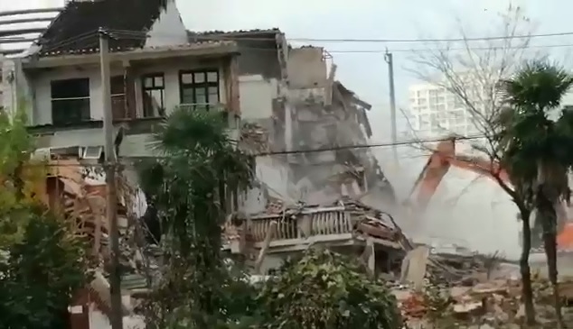 無錫村民房屋被偷拆 一家十口人流落街上