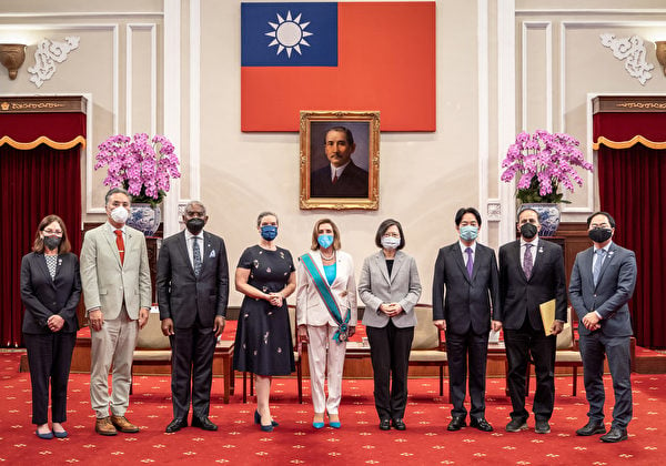 2022年8月3日，台灣，美國眾議院議長佩洛西（Nancy Pelosi，中）接受台灣總統蔡英文（右四）頒發「特種大綬卿雲勳章」後與眾人合照。（Chien Chih-Hung/Office of The President via Getty Images）
