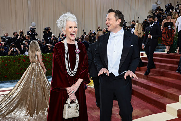 Tesla公司行政總裁馬斯克（Elon Musk）周一（2022年5月2日）和超模母親梅耶‧馬斯克（Maye Musk）出席被譽為「時尚奧斯卡」的紐約大都會藝術博物館慈善晚會（Met Gala）。（Jamie McCarthy/Getty Images）