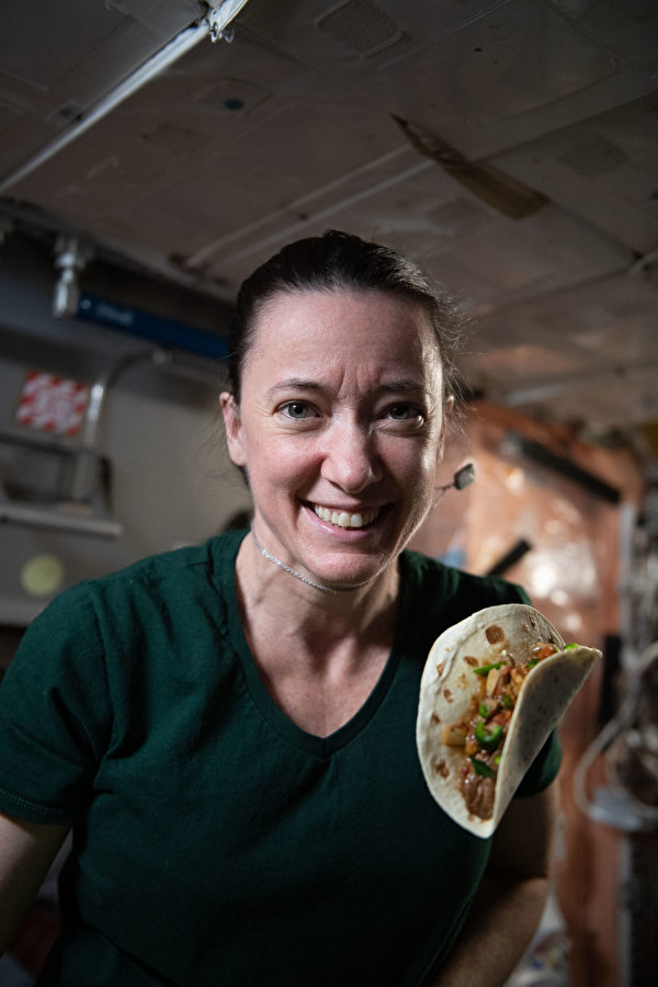太空人Megan McArthur和她用太空站新鮮收穫的辣椒做的墨西哥Taco。（Credits: NASA）