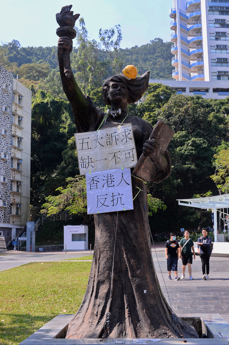 2019年11月7日的香港中文大學民主女神像，學生掛上不同標語表達抗議。（宋碧龍／大紀元）